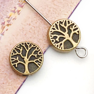 Gros plan sur charms Arbre de Vie en bronze antique pour création de bijoux
