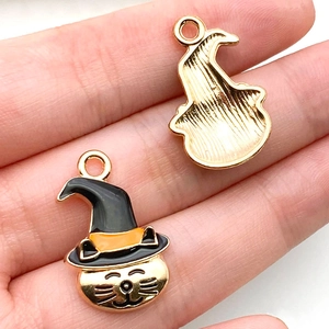 Macro de pendentifs chat d'Halloween avec chapeaux de sorcière montrant l'émail et le métal