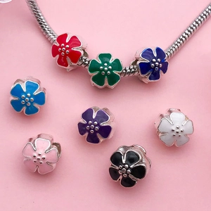 Abalorios de flores en esmalte colorido en cadena de serpiente de plata para joyas