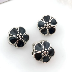 Detalle de cuentas de flores de esmalte negro de 4mm para pulseras de dijes y joyería DIY