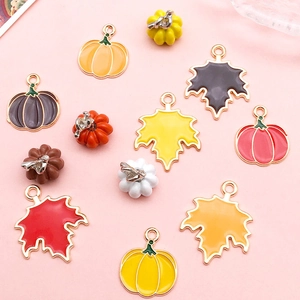 DIY Anhänger Set mit Halloween Kürbis und Ahornblatt in herbstlichen Farben für Schmuck