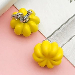Detailaufnahme gelber Kürbis-Anhänger mit kleinen Silber-Eichhörnchen für DIY-Schmuck