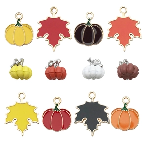 Bunte Emaille-Kürbis und Ahornblatt Anhänger für DIY Erntedankfest und Halloween Schmuck