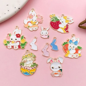 Détail de pendentifs lapins en émail coloré pour la création de bijoux DIY et accessoires