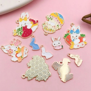 Détail de breloques lapins en émail coloré avec bords dorés pour la création de bijoux