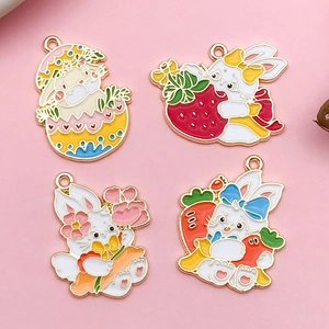 Lot de quatre breloques lapin en émail avec des motifs de tulipe et fraise