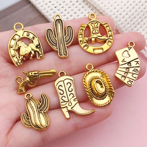 Ensemble de breloques cowboy en alliage comprenant un cactus et une botte en or vintage