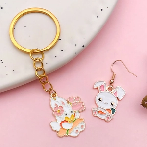 Vue détaillée du porte-clés lapin tulipe et de la boucle d'oreille avec fleurs