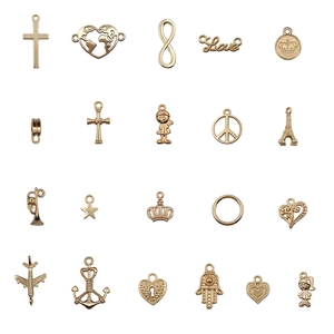 20er-Set goldene Metallanhänger für Schmuck mit Kreuz, Herzkarte und Kronenmotiven