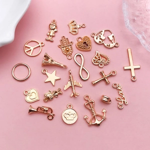 DIY-Schmuckanhänger aus Metall in Roségold mit verschiedenen Formen wie Herzen und Sterne