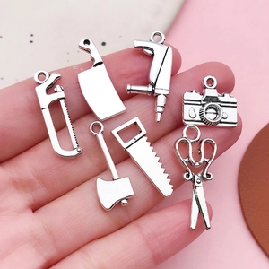 Detailliertes Set aus 7 Mini-Silberlegierungs-Anhängern wie Säge Kamera und Schere