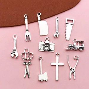Antiksilber-Set aus Legierungsanhängern mit Werkzeugen, Besteck und Kamera-Anhängern