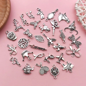 Vue à plat de breloques en alliage d'argent vintage avec ours anges et nœuds