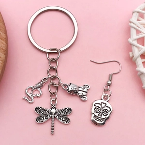 Porte-clés vintage en alliage d'argent avec charms d'ours sur fond rose pastel