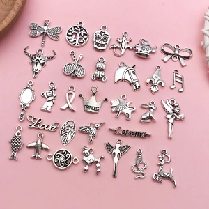 Collection détaillée de breloques vintage en alliage d'argent pour bracelets et bijoux DIY
