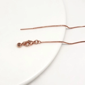 Detailansicht der roségoldenen Venezianerkette mit Karabinerverschluss und Nadel-Pin