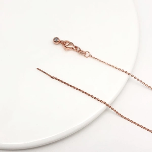 Detailansicht der roségoldenen Edelstahl-O-Kette mit Nadel und praktischem Karabinerverschluss
