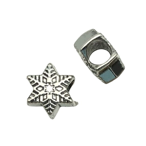 Macro di ciondolo a fiocco di neve d'argento e perline smaltate blu per braccialetti