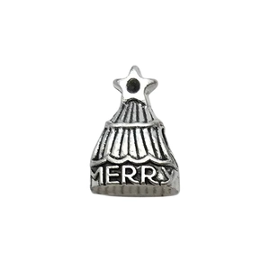 Dettaglio del ciondolo a forma di albero di Natale in argento con incisione Merry