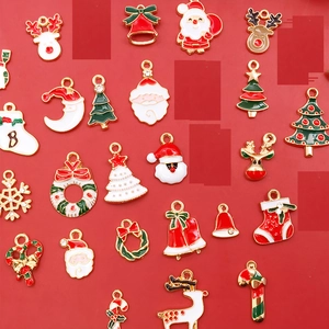 Ciondoli natalizi in smalto con Babbo Natale, renne e fiocchi su sfondo rosso acceso