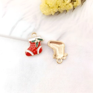 Dettaglio del ciondolo a calza di Natale in lega con smalto colorato e strass scintillanti