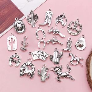 Detailansicht silberner Western-Anhänger mit Cowboyhüten und Kakteen für DIY-Schmuck