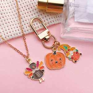 Set de collar de pavo y llavero de gnomo calabaza de Acción de Gracias en esmalte dorado