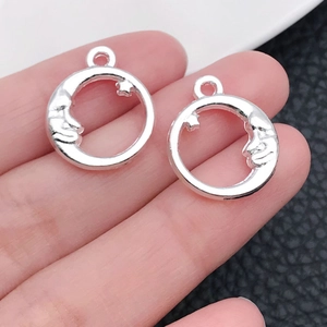 Gros plan de pendentifs vintage en alliage argenté avec motif étoile et lune lune
