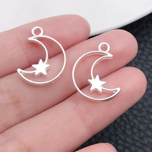 Gros plan détaillé des pendentifs lune et étoile en alliage argenté pour la création DIY