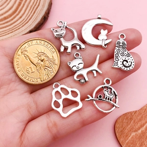 Set aus 6 antiken silbernen Katzenanhängern für DIY-Schmuck mit Größenvergleichsmünze