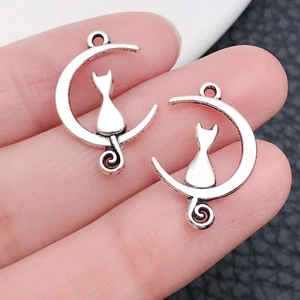 Nahaufnahme antiker silberner Mond-Katzen-Anhänger für DIY-Schmuck zur Größenanzeige