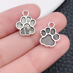 Nahaufnahme der antiken silbernen Katzenpfote am Finger mit feiner Metallstruktur für DIY