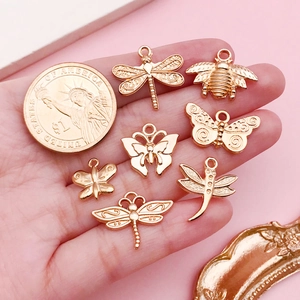 7-teiliges Set goldene Schmetterling- und Libellenanhänger für DIY-Schmuck mit Münze