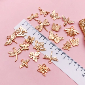 Goldene Insektenanhänger aus Legierung für DIY-Schmuck, präsentiert mit einem Lineal