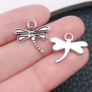 Détail de breloques libellules en alliage argent antique pour la création de bijoux