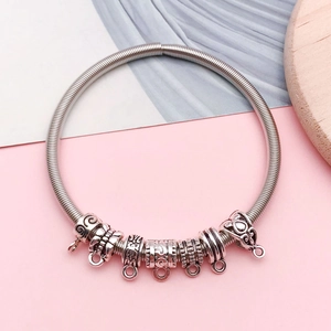 Antiek zilveren spiraalarmband met zeven gegraveerde kralenhangers voor DIY-sieraden