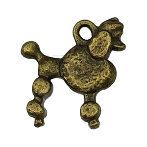 Détail macro du pendentif caniche en bronze antique pour projets de bijoux DIY