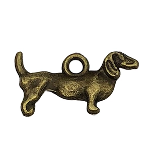 Détail d'un pendentif teckel en bronze antique avec finition texturée et bélière