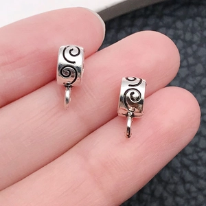 Macrodetail van zilveren verbindingsstuk met spiraalpatroon voor DIY-sieraden maken