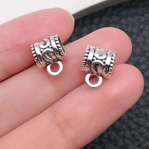 Macro-opname van antieke zilveren schuifkraal met bloemengravure voor DIY-sieraden
