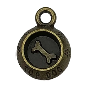 Macro d'un pendentif Top Dog en bronze antique avec détails en relief d'os et pattes