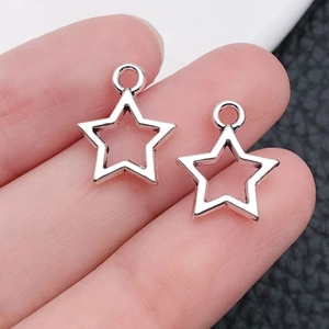 Colgantes de estrella hueca plateada para collares DIY, mostrados a mano para el tamaño