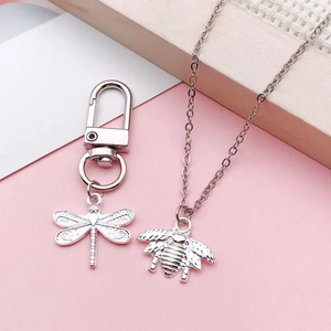 Set di collana con ape d'argento e ciondolo a libellula con dettagli ali di insetti