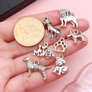 Assortiment de breloques chien vintage en argent avec pièce pour l'échelle