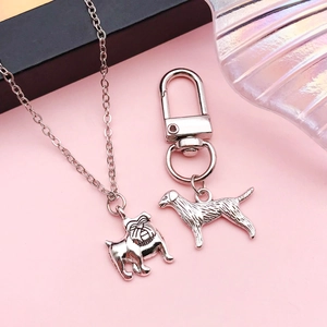 Ensemble collier pendentif bouledogue argenté et porte-clés golden retriever sur rose
