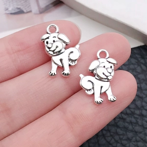 Vue détaillée de deux pendentifs chien de dessin animé en alliage argenté avec anneaux