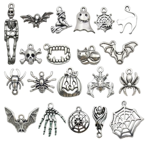 Set van antieke zilveren Halloween bedeltjes met spinnen en heksen voor DIY sieraden maken