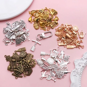 Détail de breloques vintage en alliage pour bijoux DIY avec verres à vin et décapsuleurs