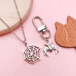 Antiek zilveren Halloween spinnenweb hanger ketting en vleermuis sleutelhanger set