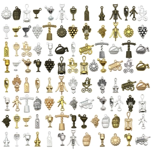Assortiment de breloques vintage bouteille et tire-bouchon en finitions or, argent et bronze